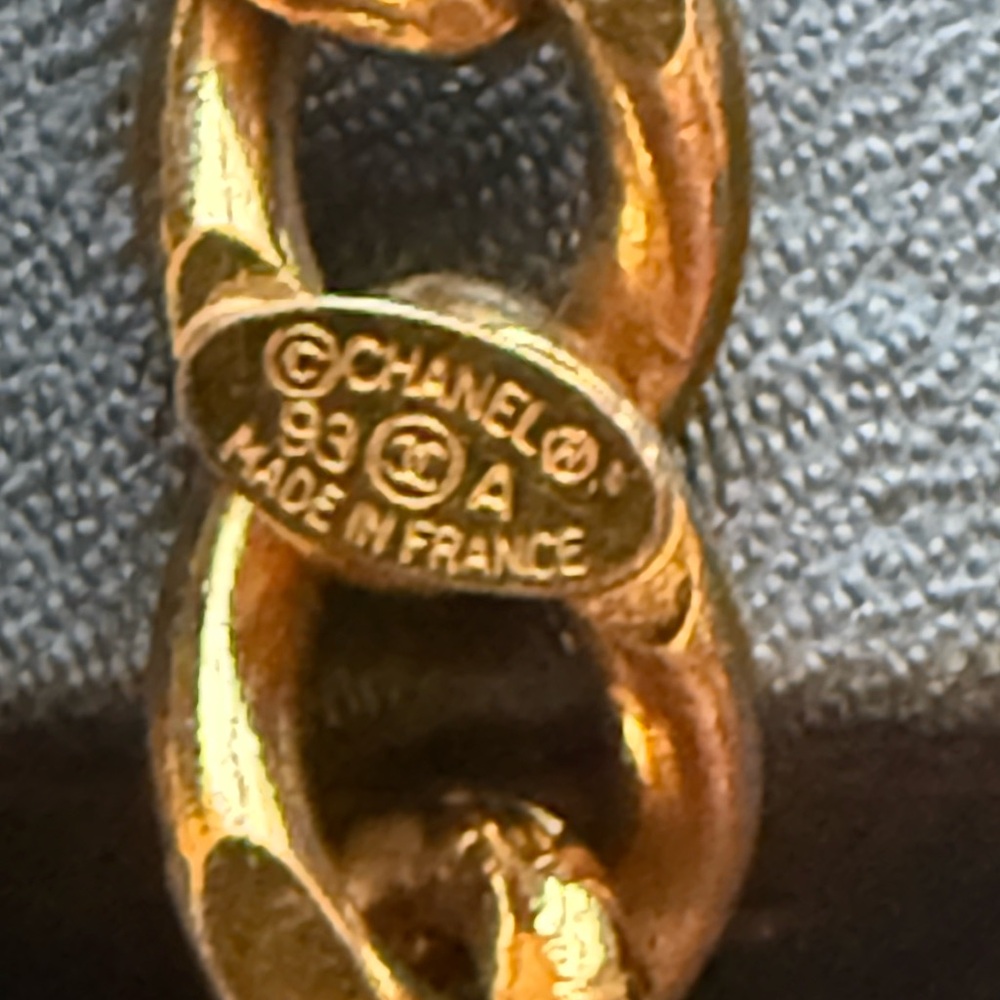 CHANEL Gold Logo Keyring - Picture 4 of 5